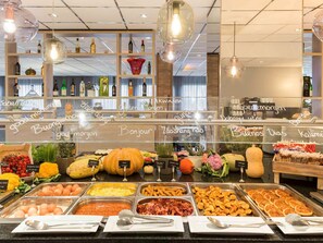 Petit-déjeuner et déjeuner servis sur place, restauration en plein air 