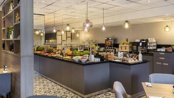 Se sirven desayunos, comidas y cocina francesa con mesas al aire libre