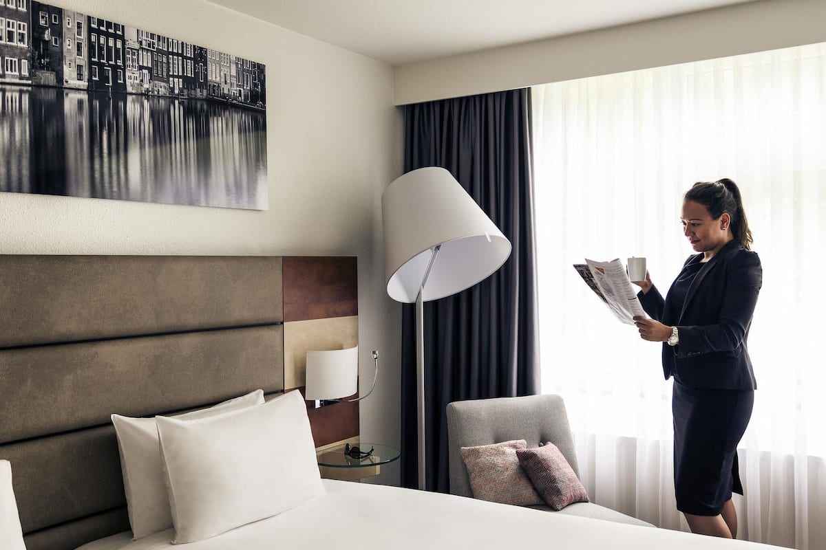Standard Room, 2 Twin Beds, Non Smoking | In-room safe, desk, blackout drapes, iron/ironing board