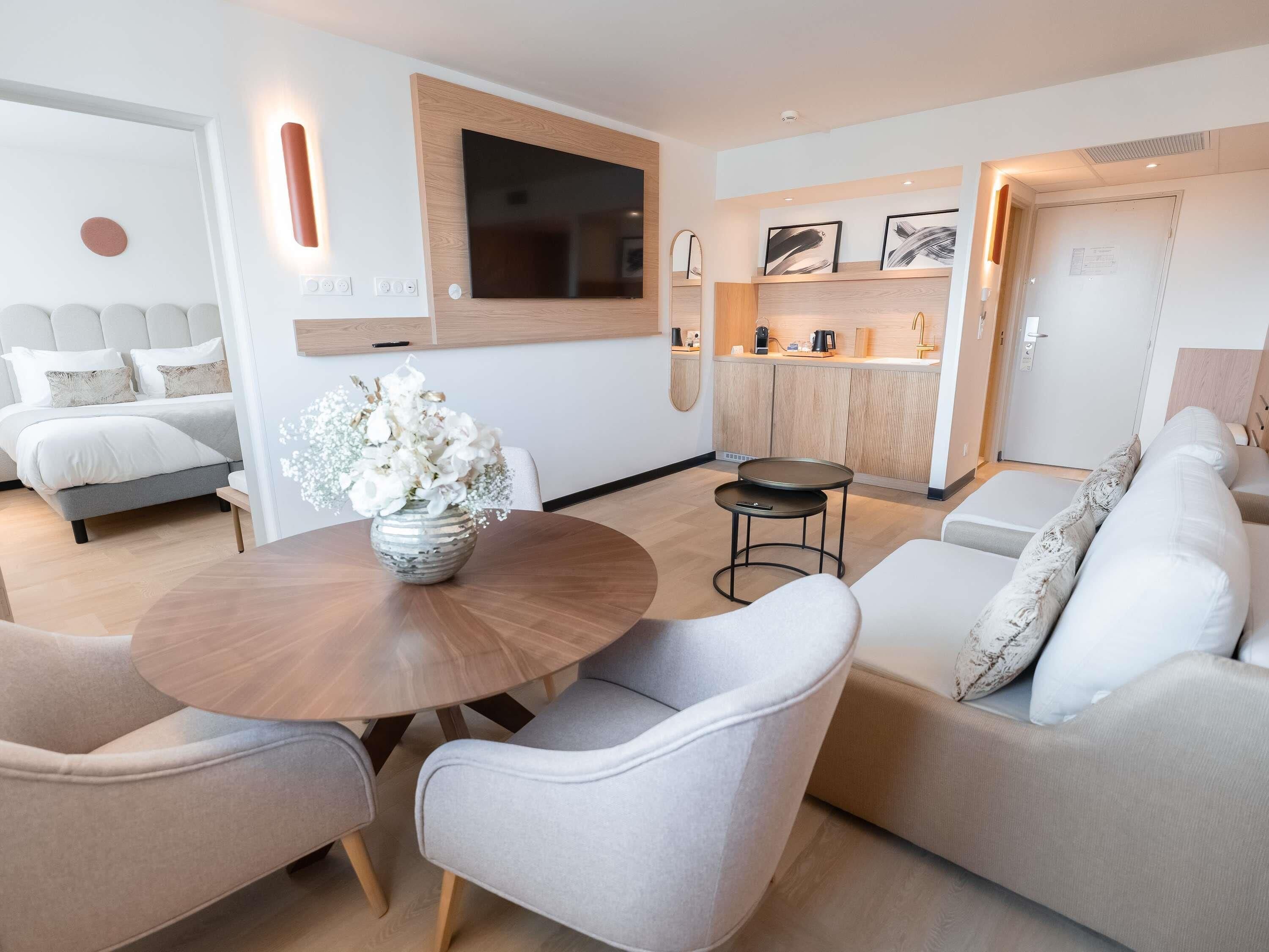 Luxe beddengoed, een minibar, een kluis op de kamer, een bureau