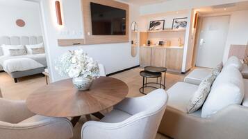 Luxe beddengoed, een minibar, een kluis op de kamer, een bureau