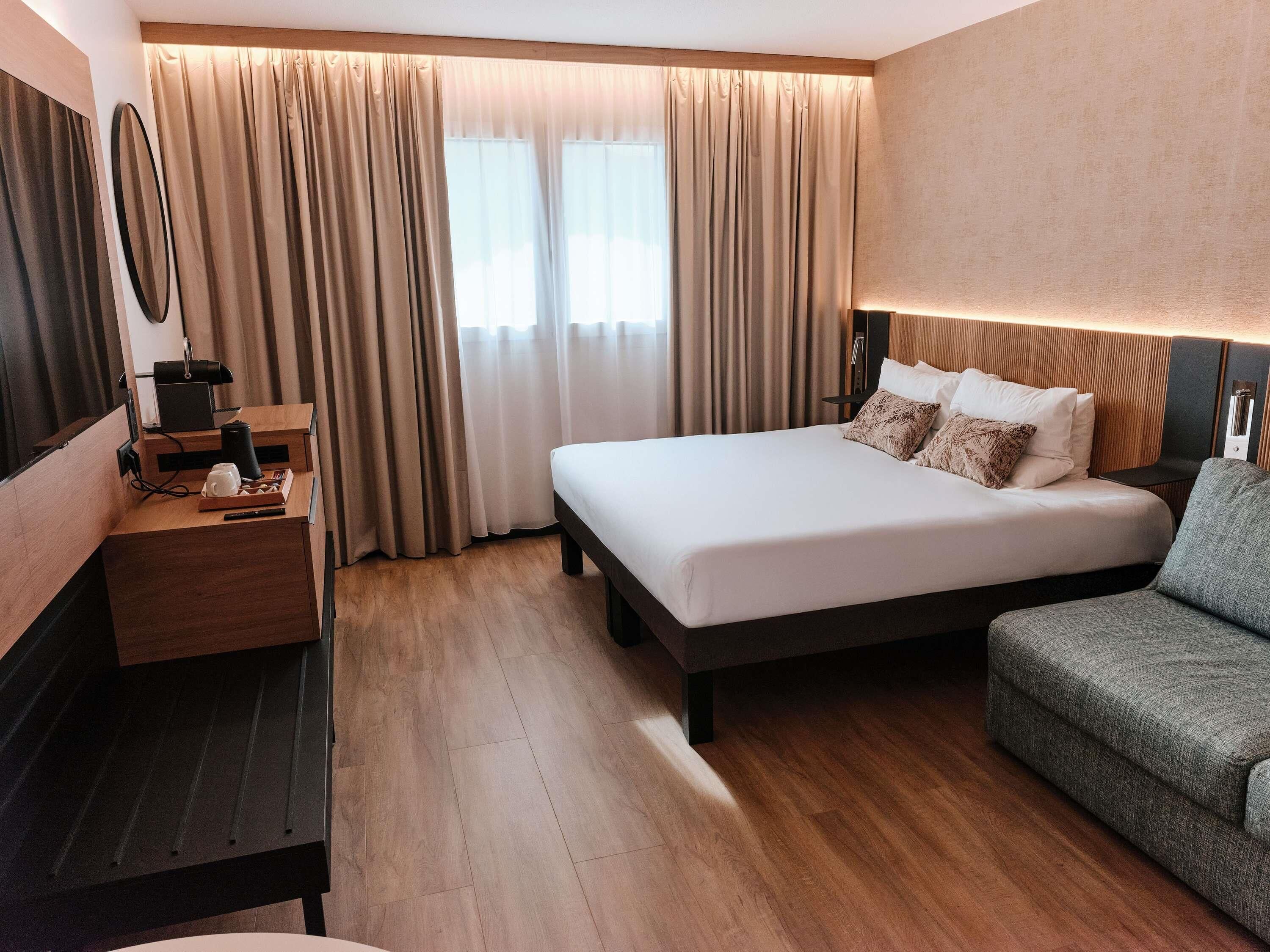 Ylelliset vuodevaatteet, minibaari, tallelokero huoneessa, työpöytä