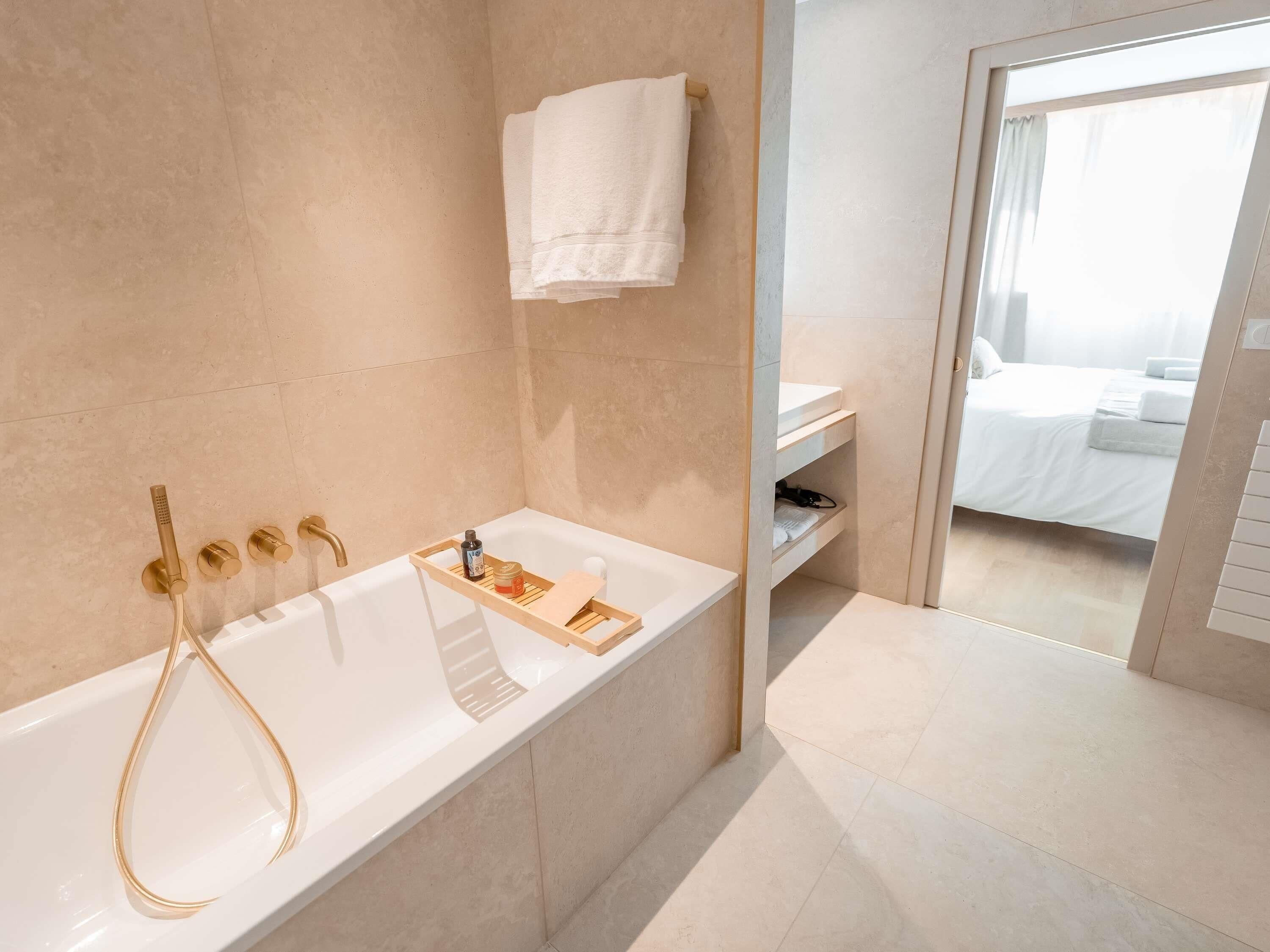 Un bagno moderno con vasca, doccia e mobile lavabo.