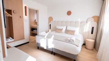 Luxe beddengoed, een minibar, een kluis op de kamer, een bureau
