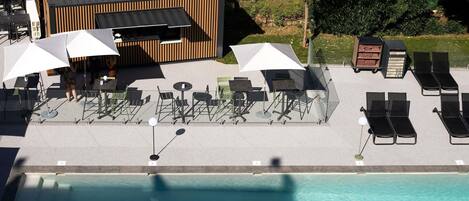 Una piscina al aire libre de temporada (de 09:00 a 20:00), sombrillas