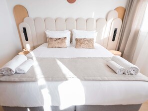 أغطية فراش متميزة وميني بار وخزنة داخل الغرفة ومكتب