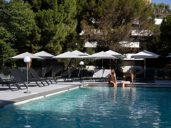Seasonal outdoor pool, open 9:00 AM to 8:00 PM, pool umbrellas - Novotel Montpellier (Montpellier)