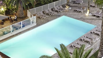 Sæsonbestemt udendørs pool, åben fra kl. 09.00 til kl. 20.00, parasoller