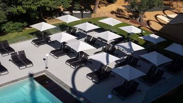 Una piscina al aire libre de temporada (de 09:00 a 20:00), sombrillas