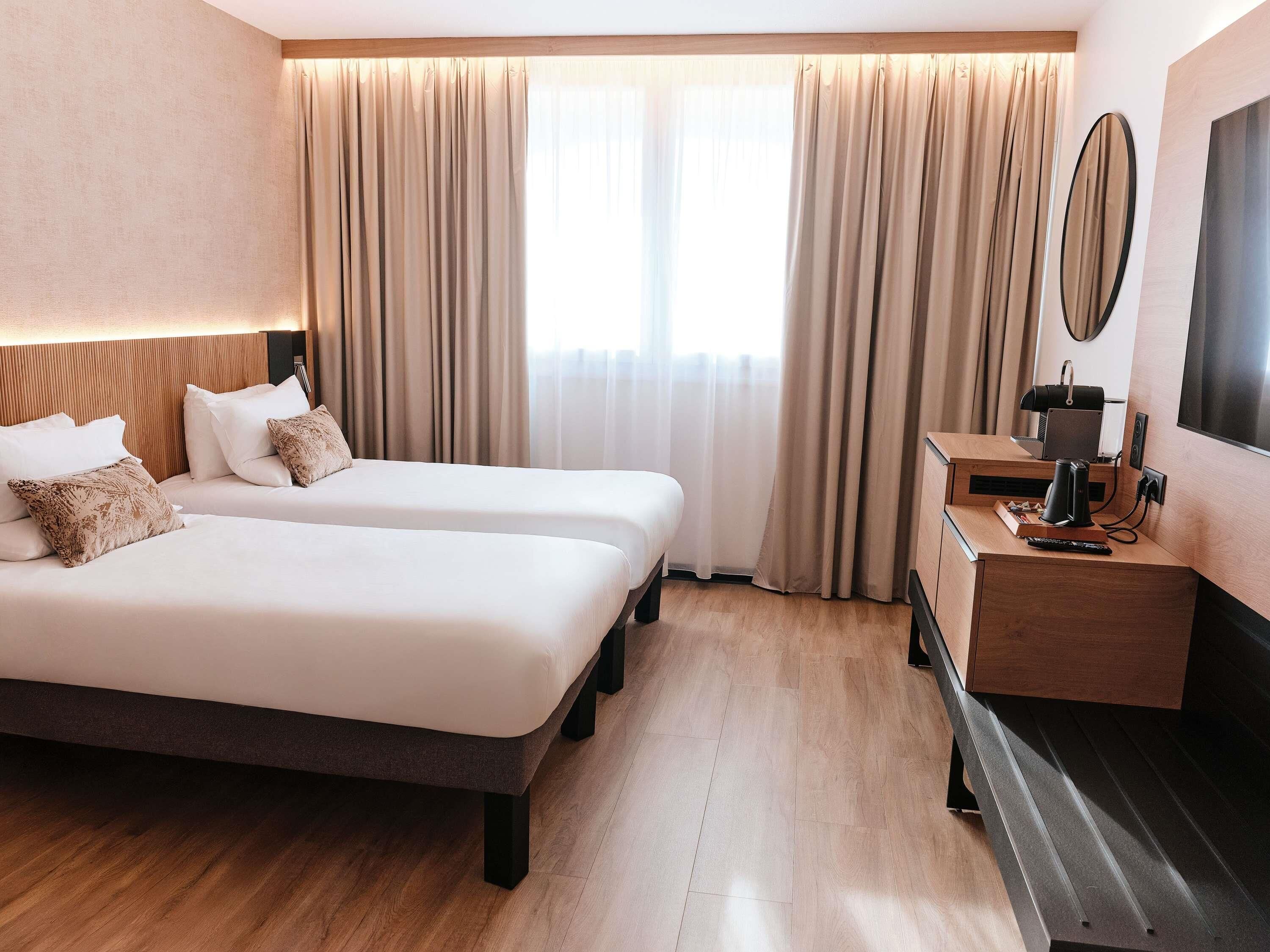 Classic Room, 2 Single Beds | Premium bedding, minibar, in-room safe, desk