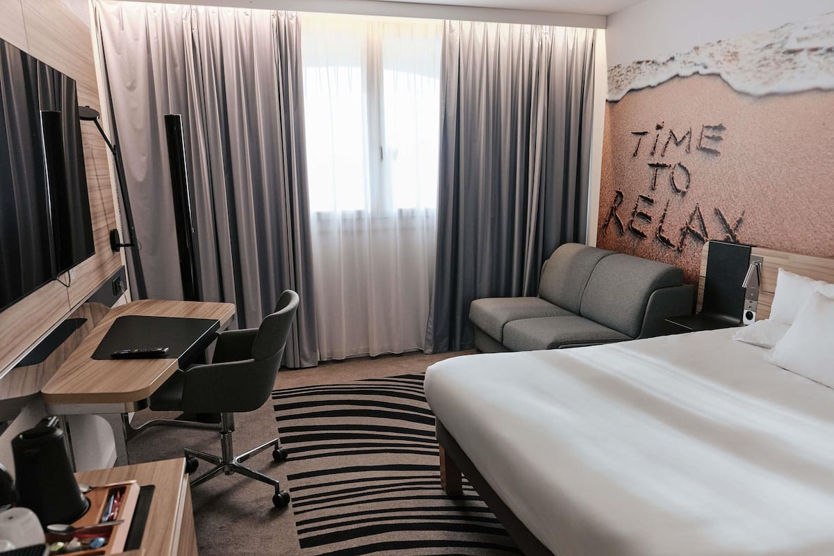 Chambre Classique, 1 grand lit et 1 canapé-lit | Literie de qualité supérieure, minibar, coffres-forts dans les chambres