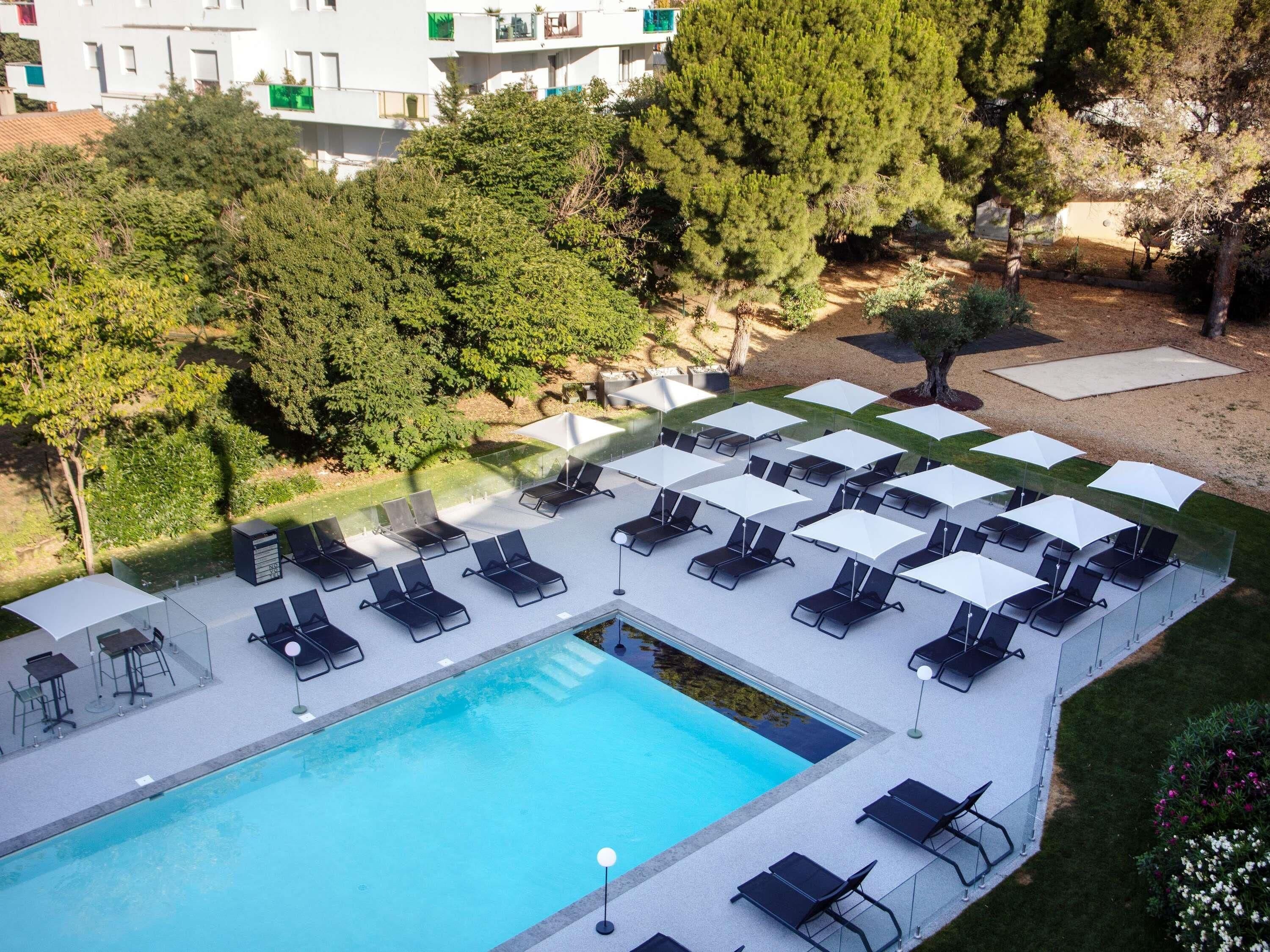 Kauden mukainen ulkouima-allas avoinna 9.00–20.00, aurinkovarjoja