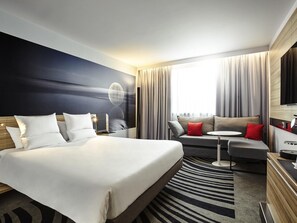 Bộ đồ giường cao cấp, minibar, két bảo mật tại phòng, bàn 