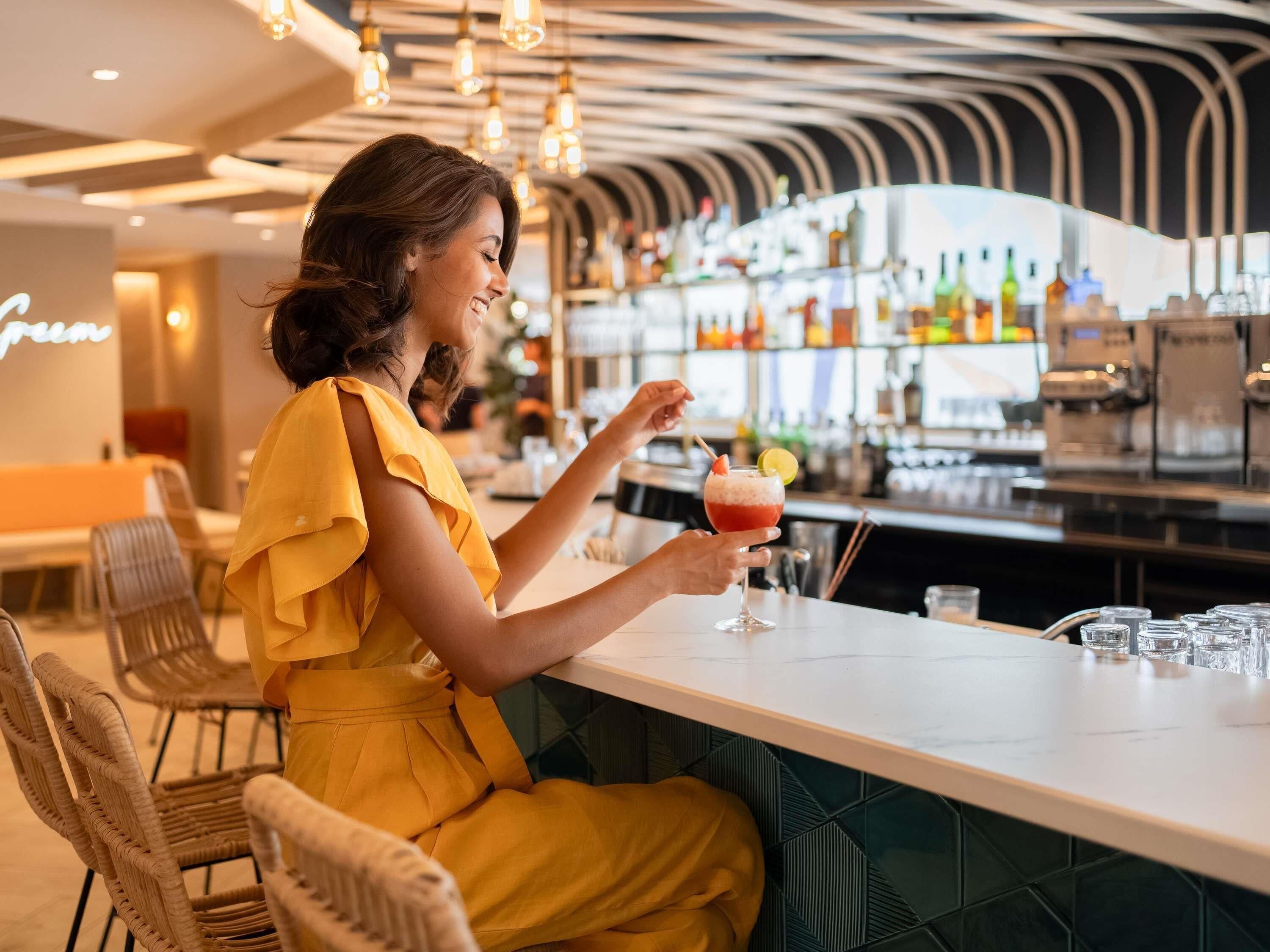 Serveert ontbijt, lunch en diner