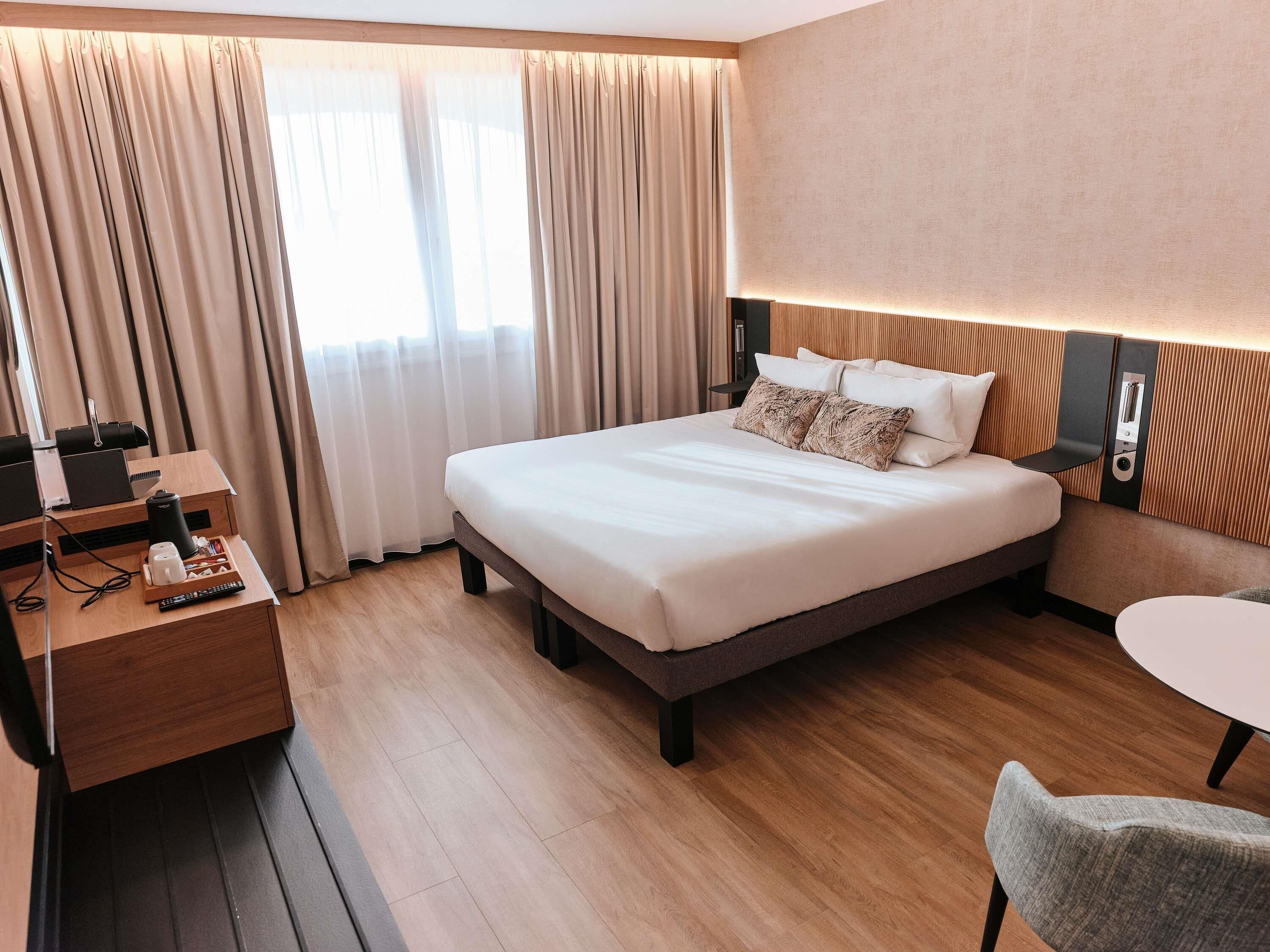 Executive-huone, 1 suuri parisänky | Ylelliset vuodevaatteet, minibaari, tallelokero huoneessa, työpöytä