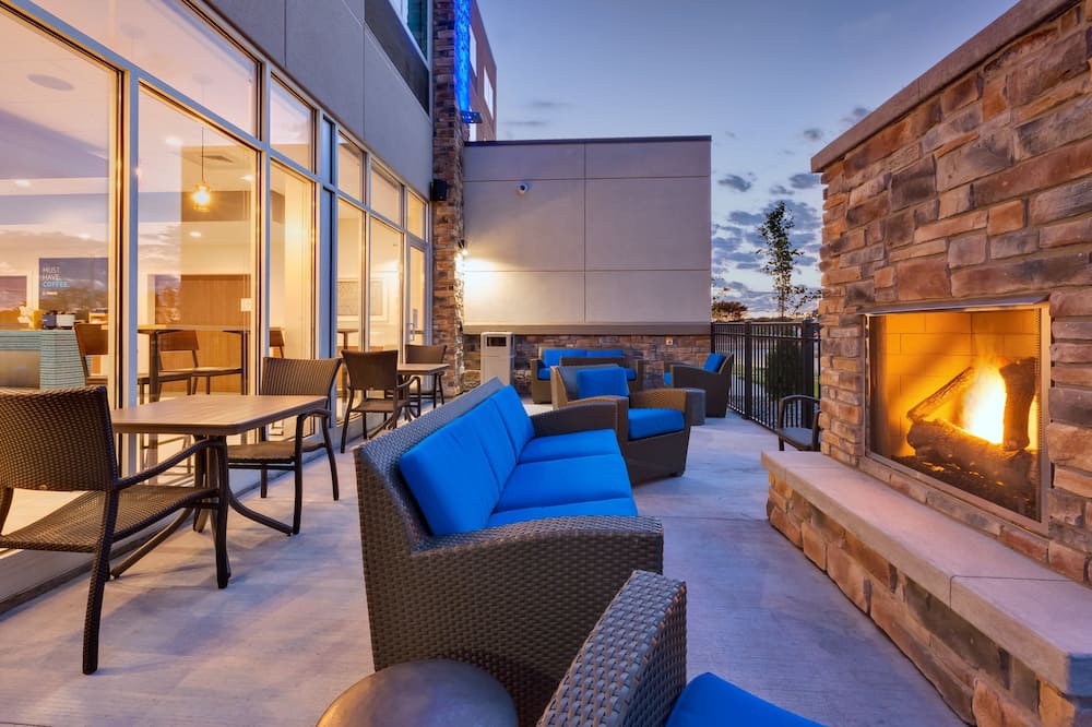 Holiday Inn Express & Suites Eau Claire West I-94 by IHG