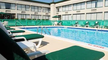Una piscina al aire libre de temporada