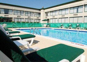 Una piscina al aire libre de temporada