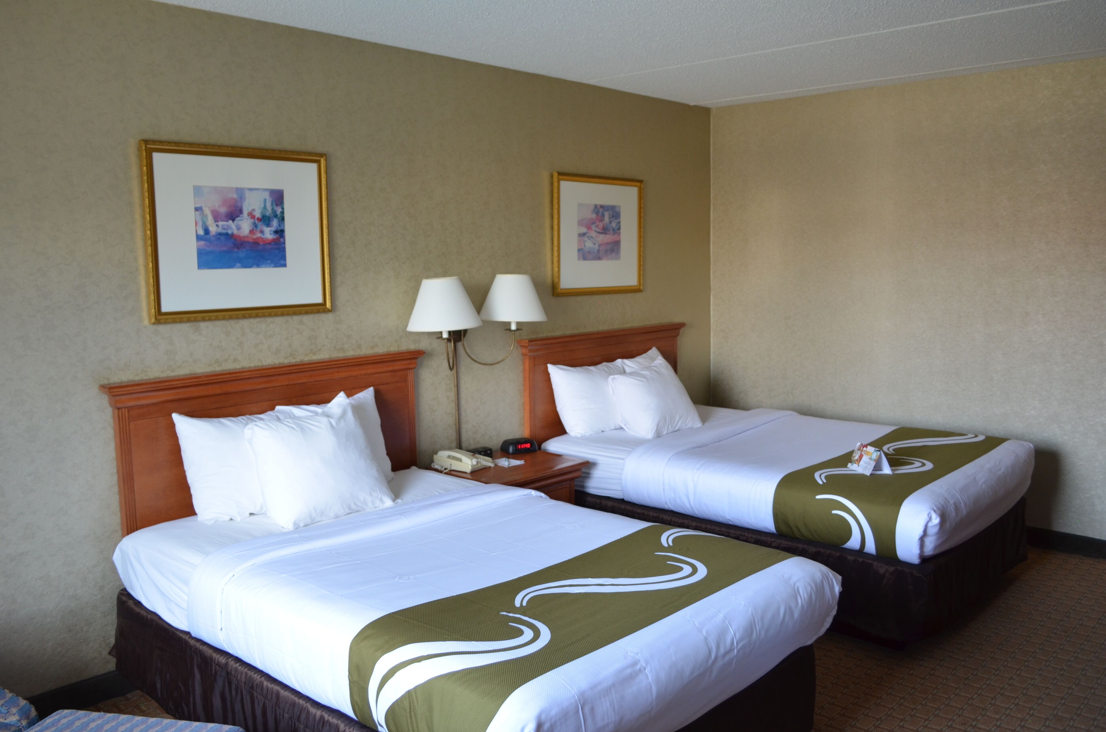 Brankas, meja kerja, tirai kedap cahaya, dan setrika/meja setrika