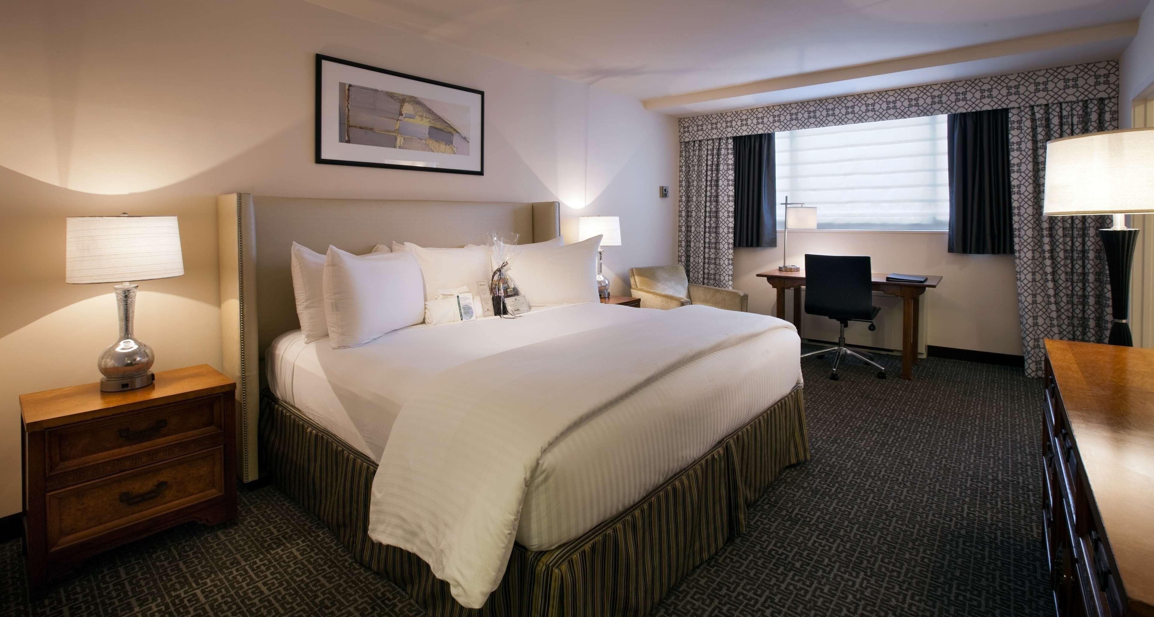 Frette Italian sheets, premium bedding, in-room safe, desk