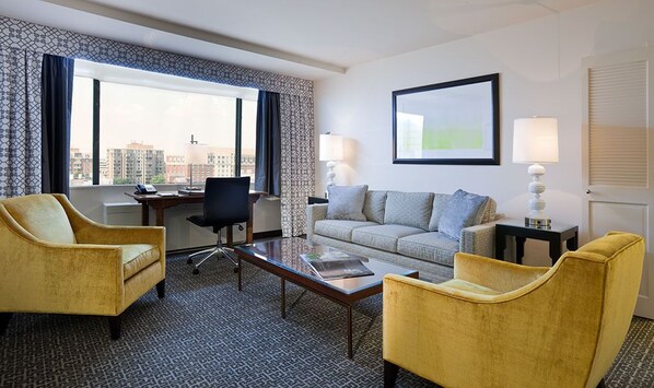 Frette Italian sheets, premium bedding, in-room safe, desk