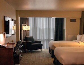 In-room safe, individually decorated, individually furnished, desk - DoubleTree by Hilton Omaha Southwest (Omaha)