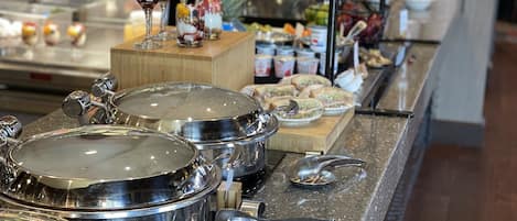 Se ofrece un desayuno a la carta (19.95 USD por persona)