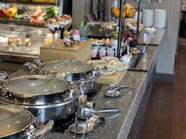 Daily cooked-to-order breakfast (USD 19.95 per person)