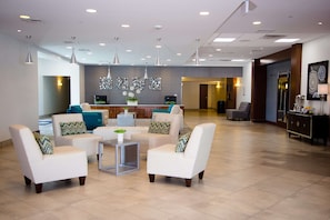 Lobby - DoubleTree by Hilton Omaha Southwest (Omaha)