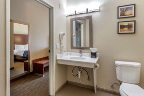 Combined shower/tub, free toiletries, hair dryer, towels