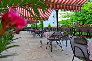 Se sirven desayunos, almuerzos y cenas (con mesas al aire libre) 