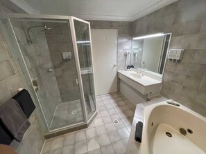 Separate tub and shower, jetted tub, free toiletries, hair dryer - Tea Gardens Motel (Tea Gardens)