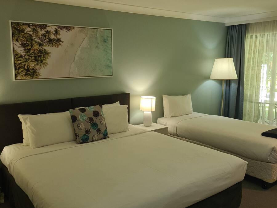 Tabla de planchar con plancha, wifi gratis y ropa de cama