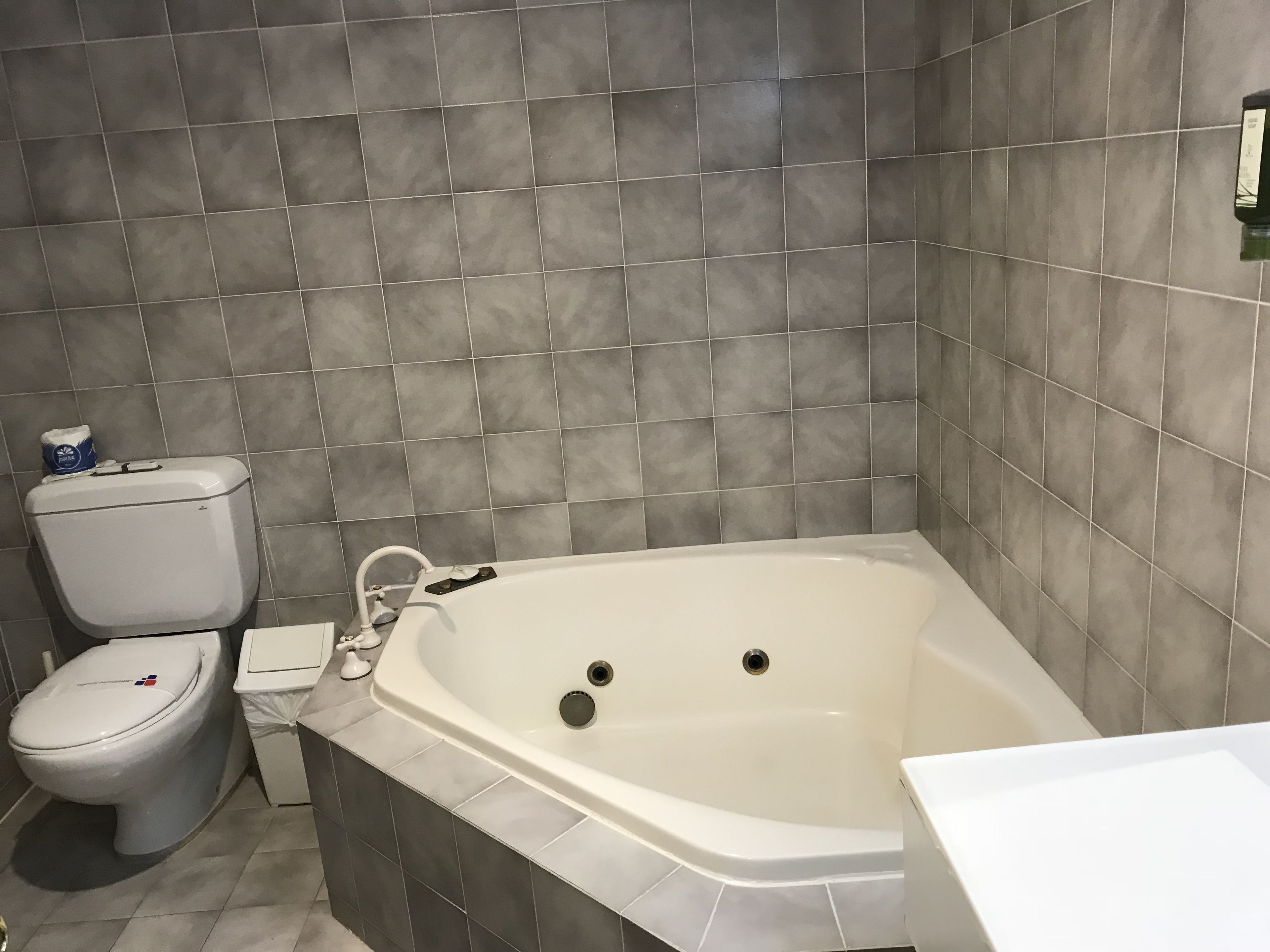 Ein Badezimmer mit Toilette, Badewanne und Waschbecken.