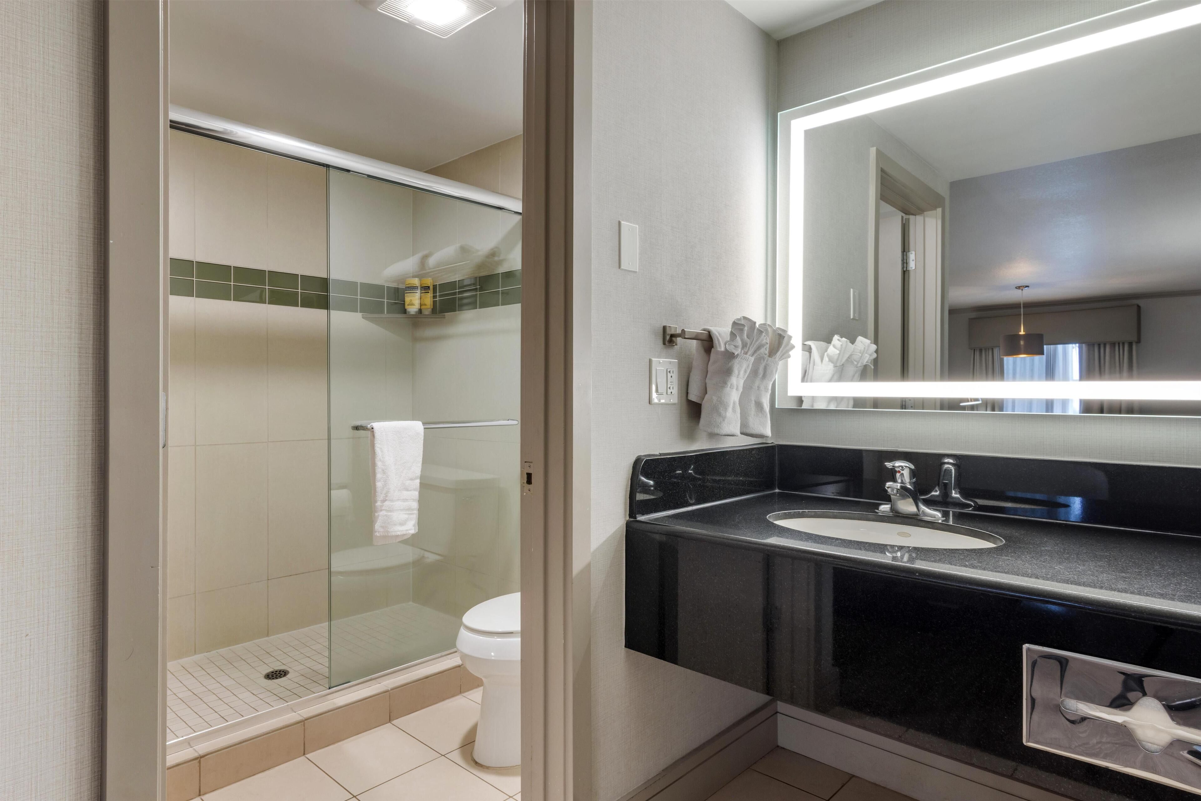 Tina profunda, amenidades de baño gratuitas, secadora de cabello 