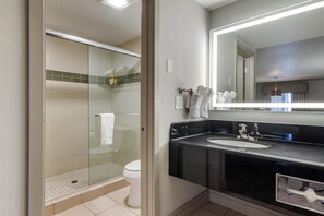 Komfortbadewanne, kostenlose Toilettenartikel, Haartrockner, Handtücher
