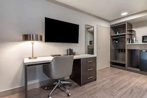 1 bedroom, premium bedding, desk, laptop workspace
