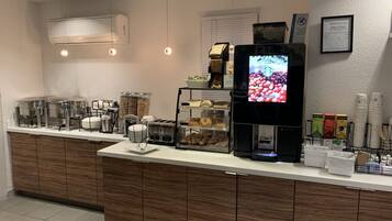 Tägliches inbegriffenes kontinentales Frühstück