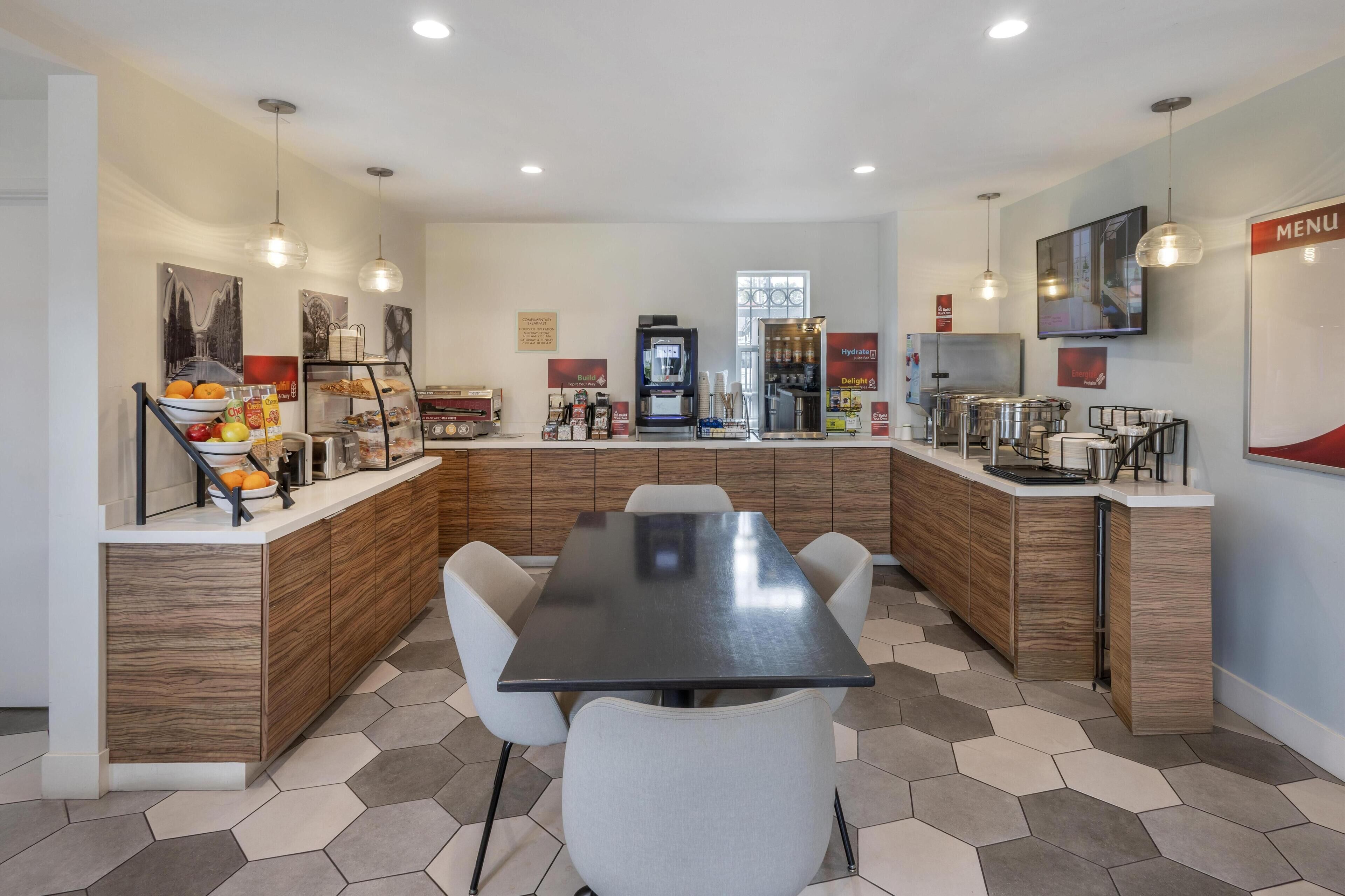 朝食 (コンチネンタル ブレックファスト)、毎日提供 (無料)