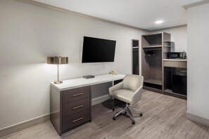 1 bedroom, premium bedding, desk, laptop workspace