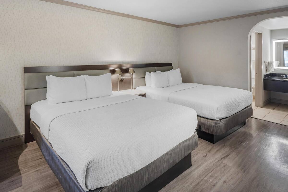 Camera Standard, 2 letti queen, non fumatori, frigorifero e microonde (with Sofabed) | Biancheria da letto di alta qualità, una scrivania, postazione laptop