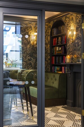 Lobby lounge, alfresco dining, open daily