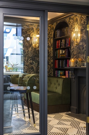 Lobby lounge, alfresco dining, open daily