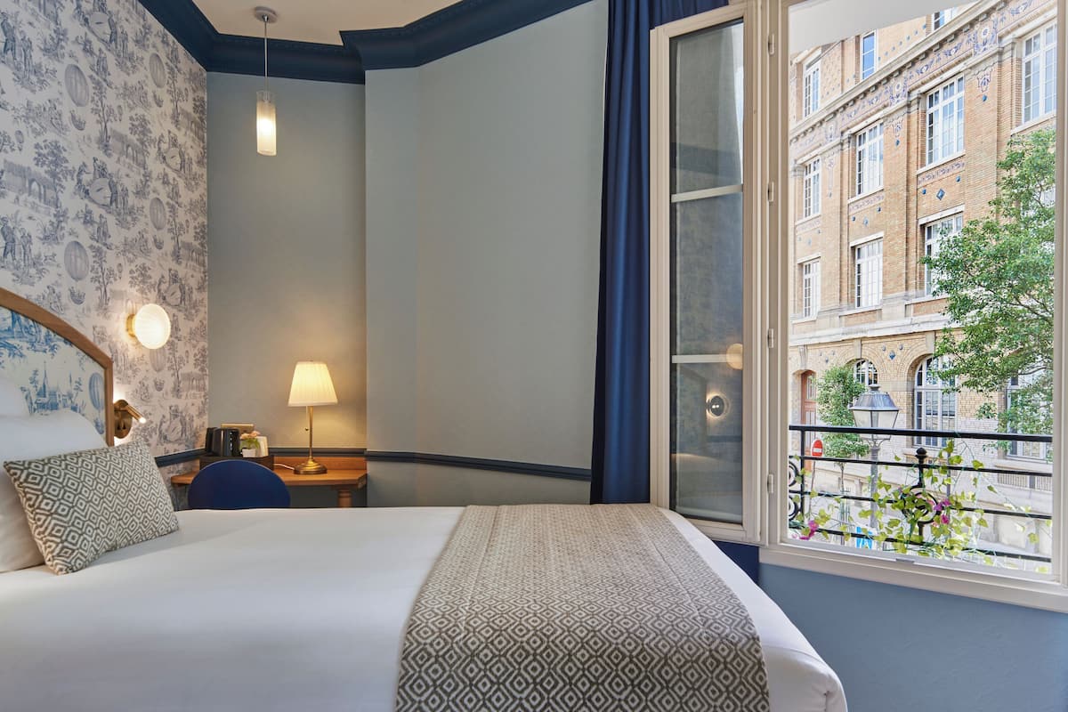 Chambre simple | Coffre-fort, bureau, système d’insonorisation, fer et planche à repasser