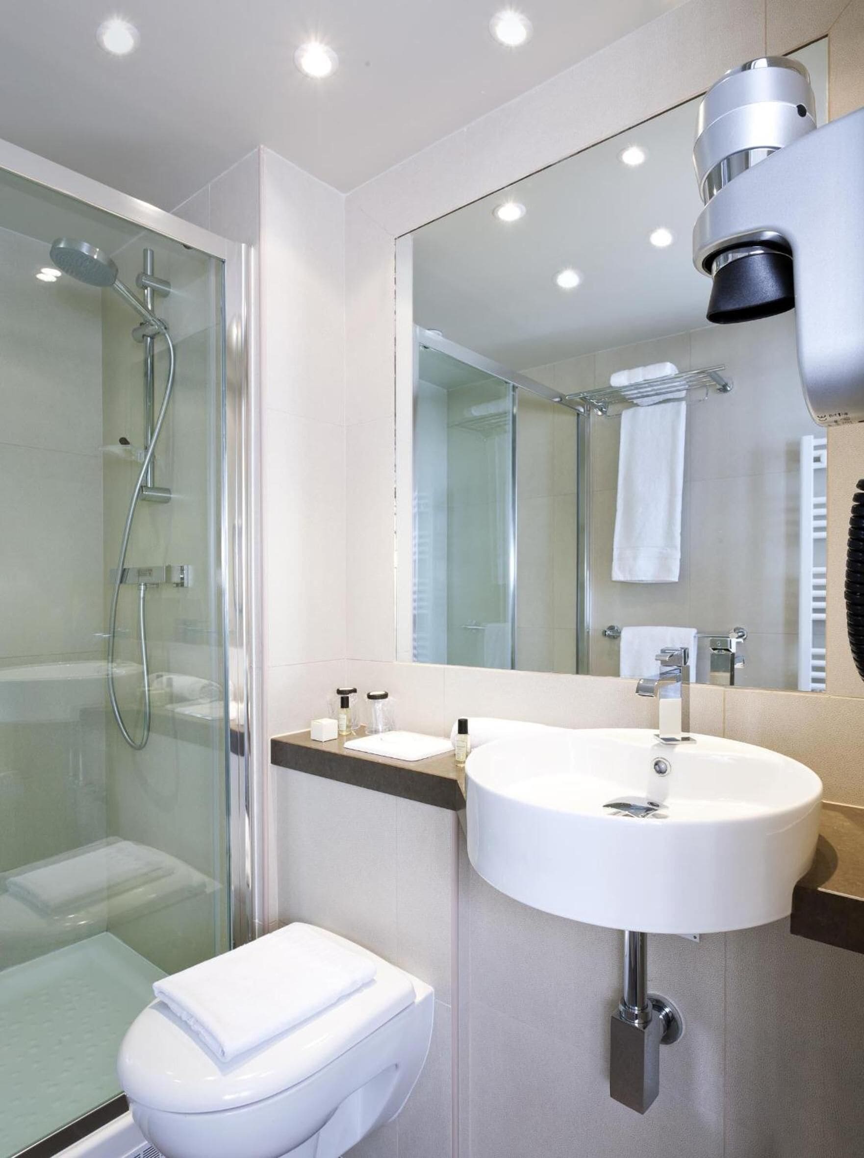 classic double room | bathroom | shower, free toiletries, hair dryer, towels