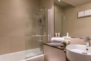Ducha, artículos de tocador gratuitos, secador de pelo, toallas
