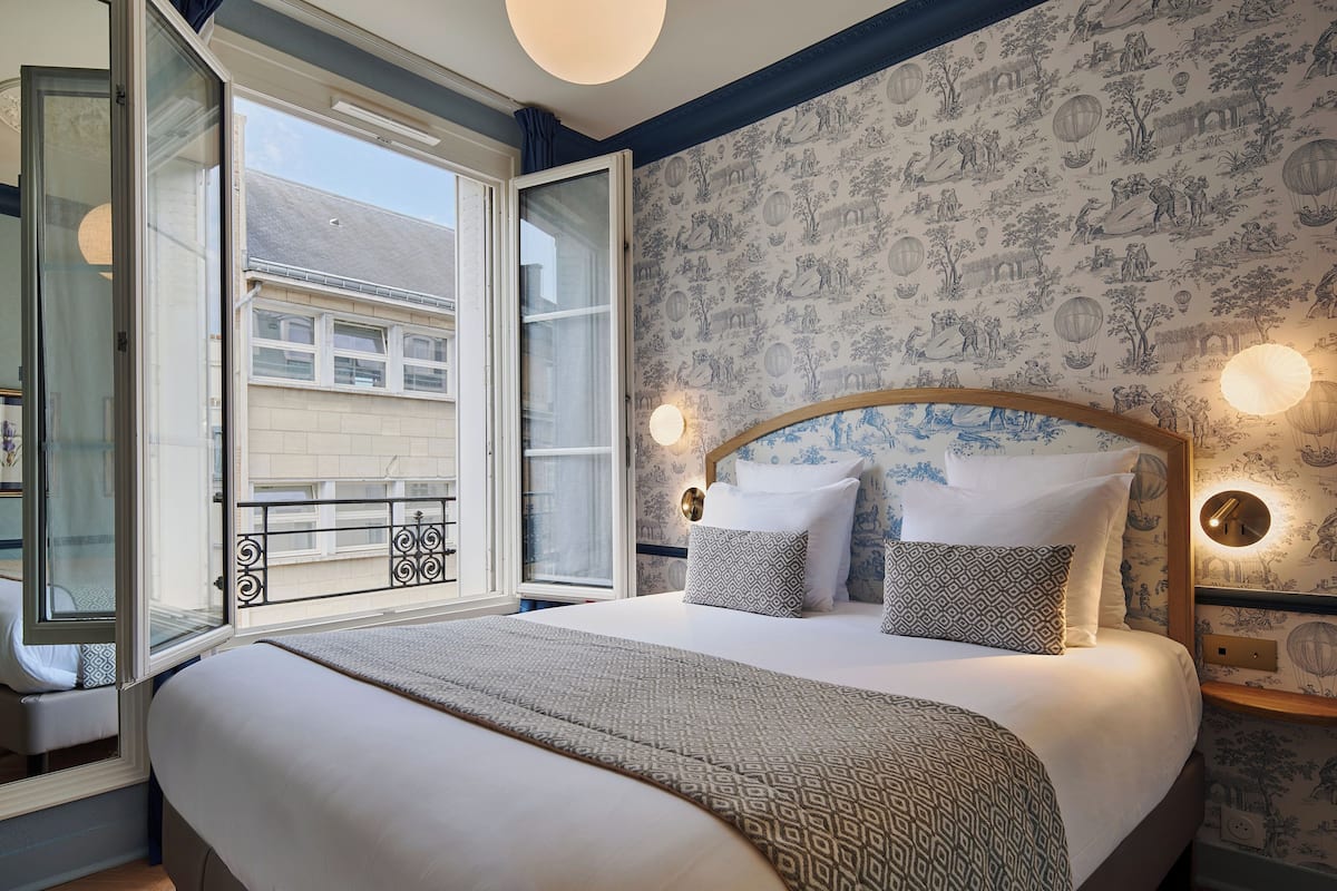 Chambre classique double | Coffre-fort, bureau, système d’insonorisation, fer et planche à repasser