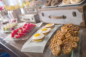 Daily cooked-to-order breakfast for a fee