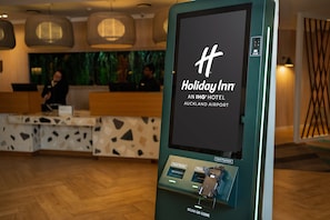 Kios check-in/check-out