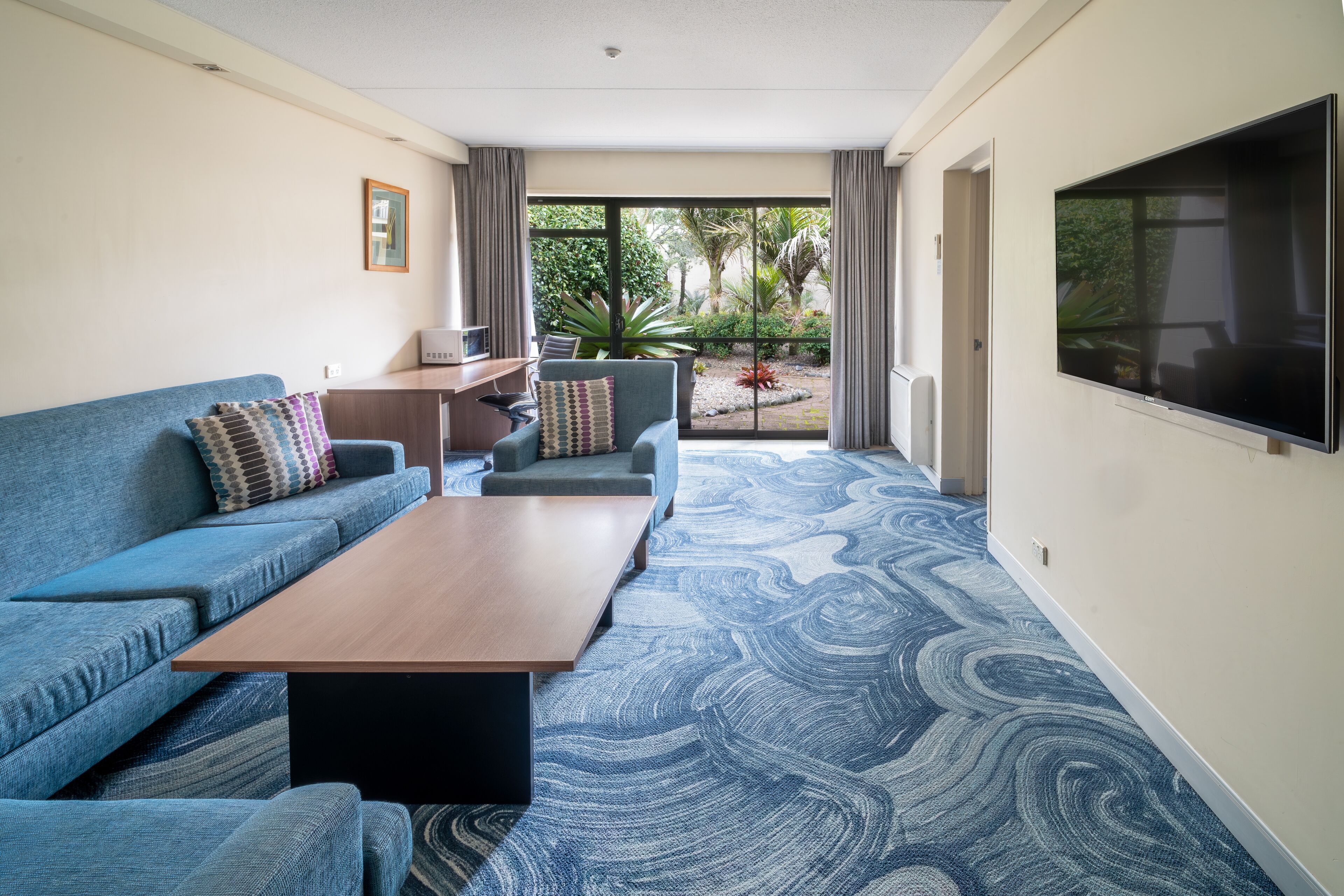 Suite, 1 Bedroom | Living area | Flat-screen TV, pay movies